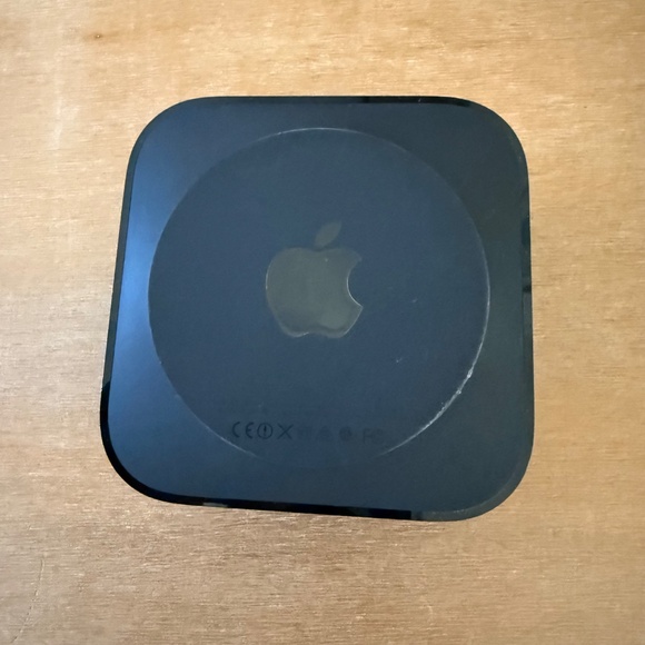 Apple TV 4th Generation 64GB HD Media Streamer - A1625 - Cable Remote with Case - Picture 5 of 8